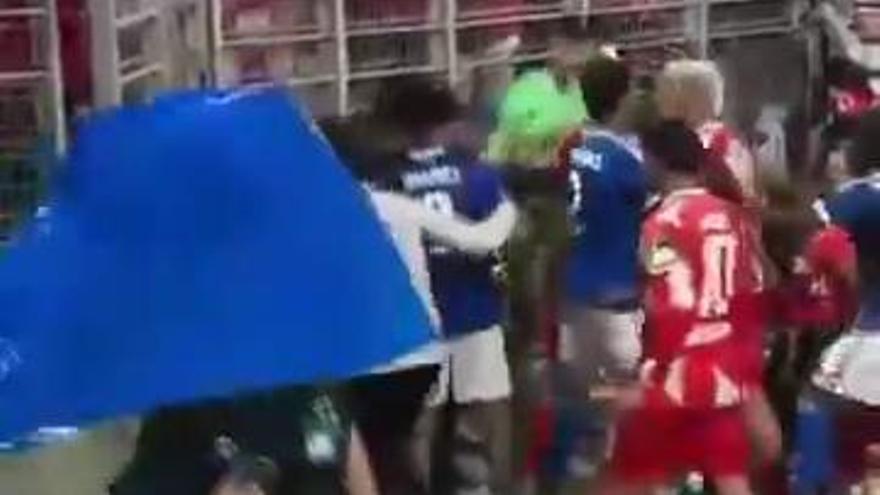 Pelea final en el Estrasburgo - Mainz tras poner su camiseta en el banderín de córner