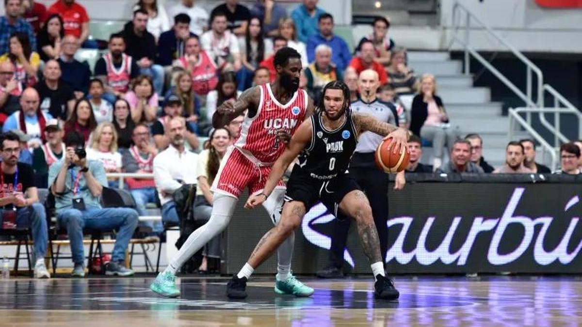 Timmy Allen en una acció d'esquena en el duel contra l'UCAM Múrcia de la FIBA Europe Cup