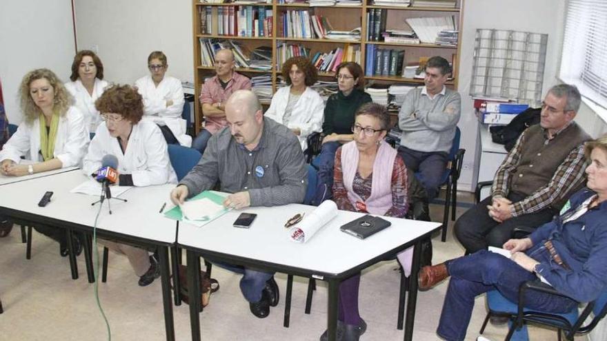 Representantes de los colectivos, en la rueda de prensa ofrecida ayer en Cangas. // Santos Álvarez