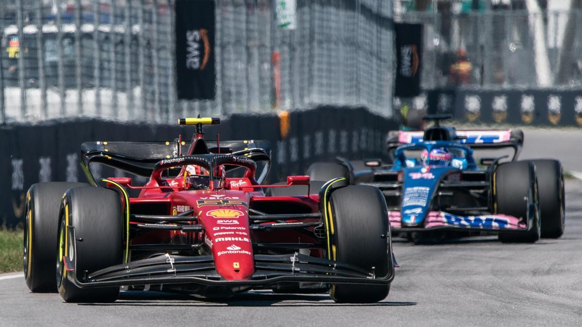 Carlos Sainz perseguido por Fernando Alonso.