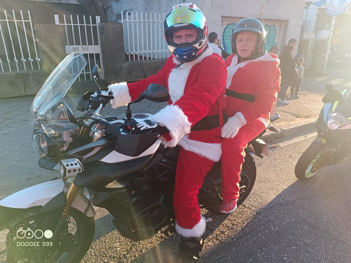 Dani y Rosa, ataviados con sus trajes de Papá Noel