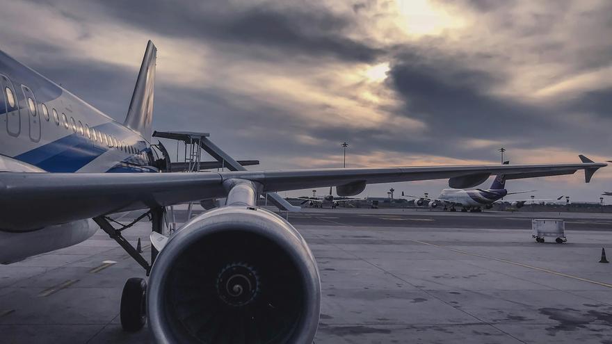 Echan a una pasajera de un avión por ir demasiadas veces al baño