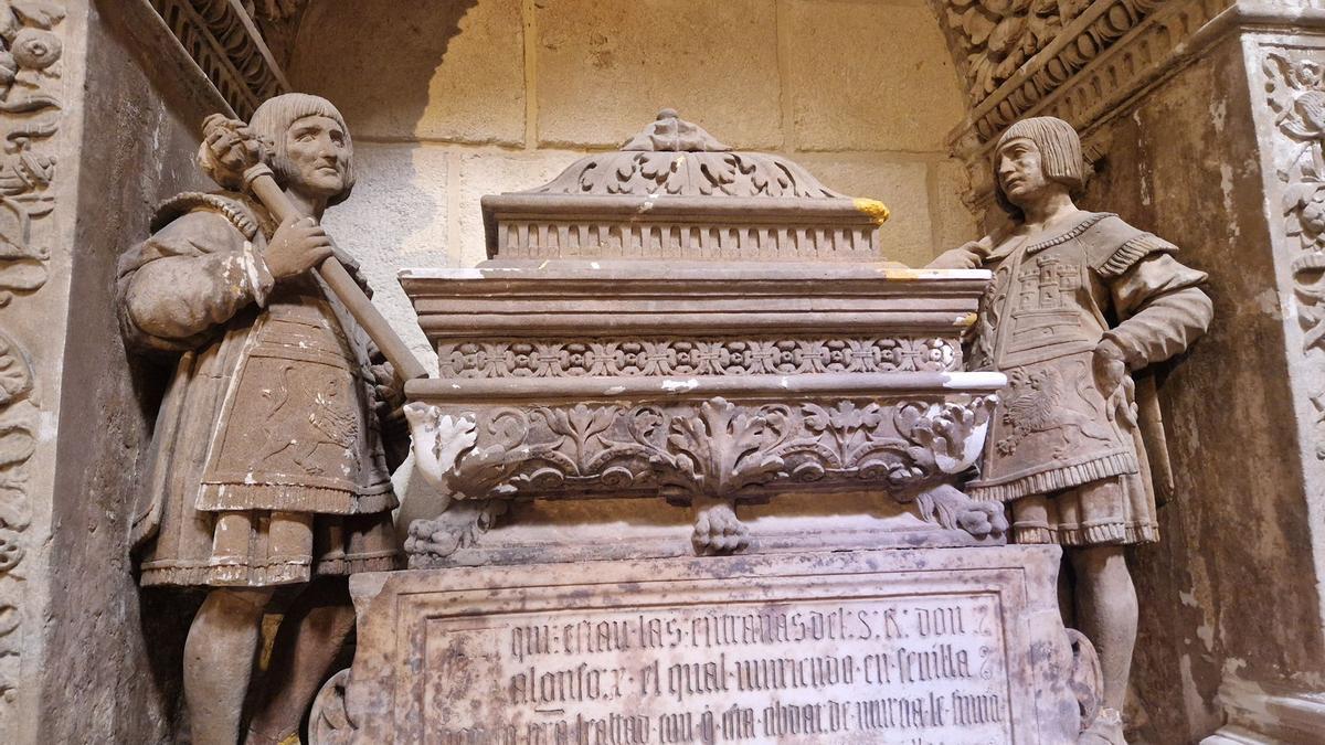 La portavoz adjunta de VOX Alba Franco visita la urna funeraria de Alfondo X 'El Sabio'.