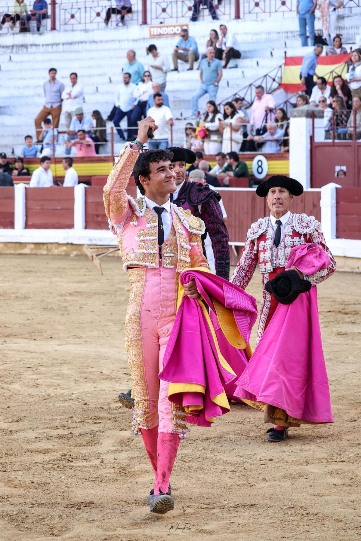 Tomás Bastos saluda tras cortar una oreja al cuarto, la única de la novillada.