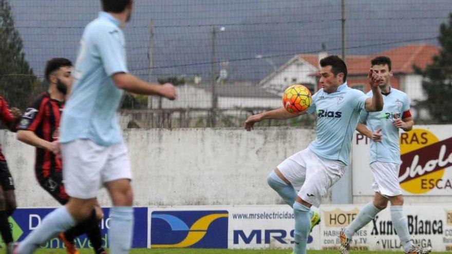 Un jugador del Villalonga controla con el pecho durante un partido de esta temporada. // Noe Parga