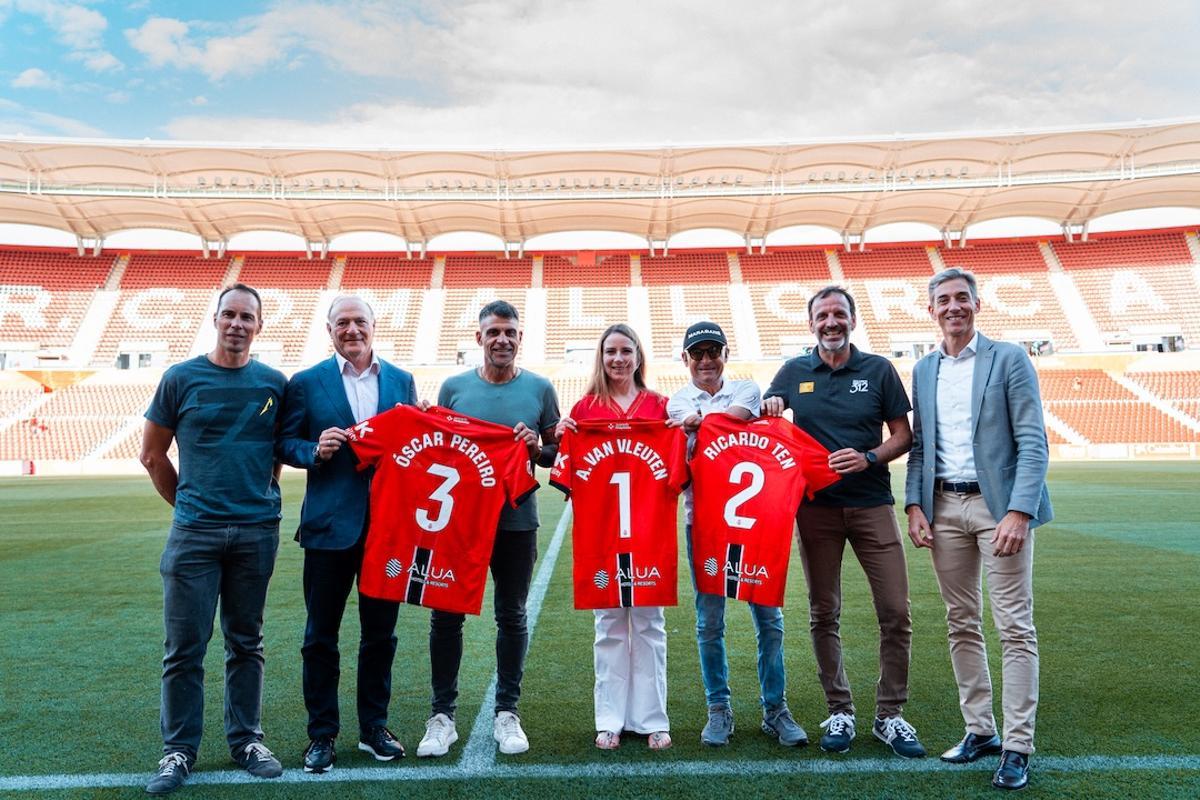 Los presentantes del Mallorca, de la Mallorca 312 y los ciclistas invitados a la entrega de dorsales