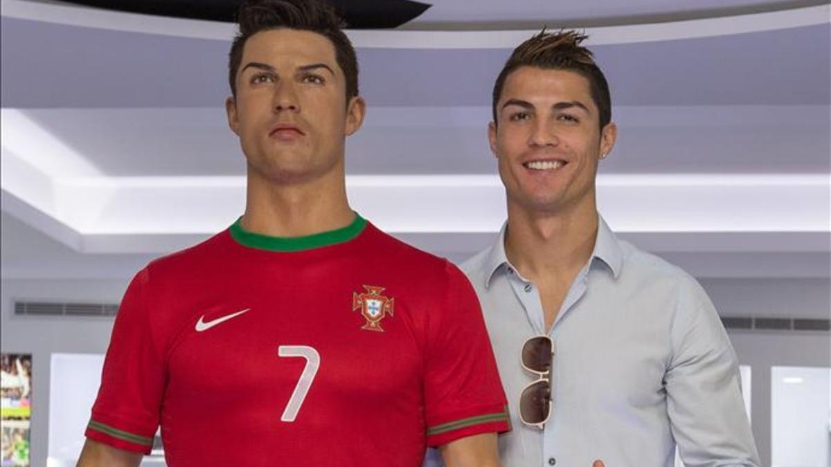 Cristiano Ronaldo, junto a su estatua de cera