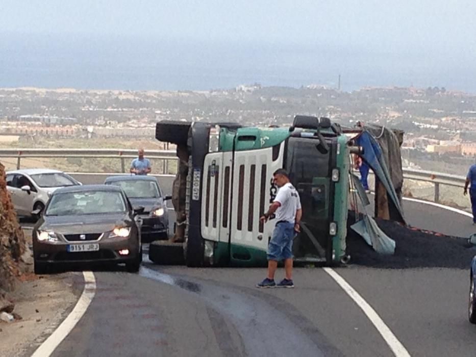 Vuelco de un camión en la carretera de Fataga