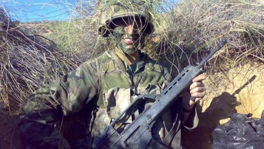 El gallego Antonio Martínez, con su uniforme de soldado en una de las actividades en el cuartel.  // I.O.