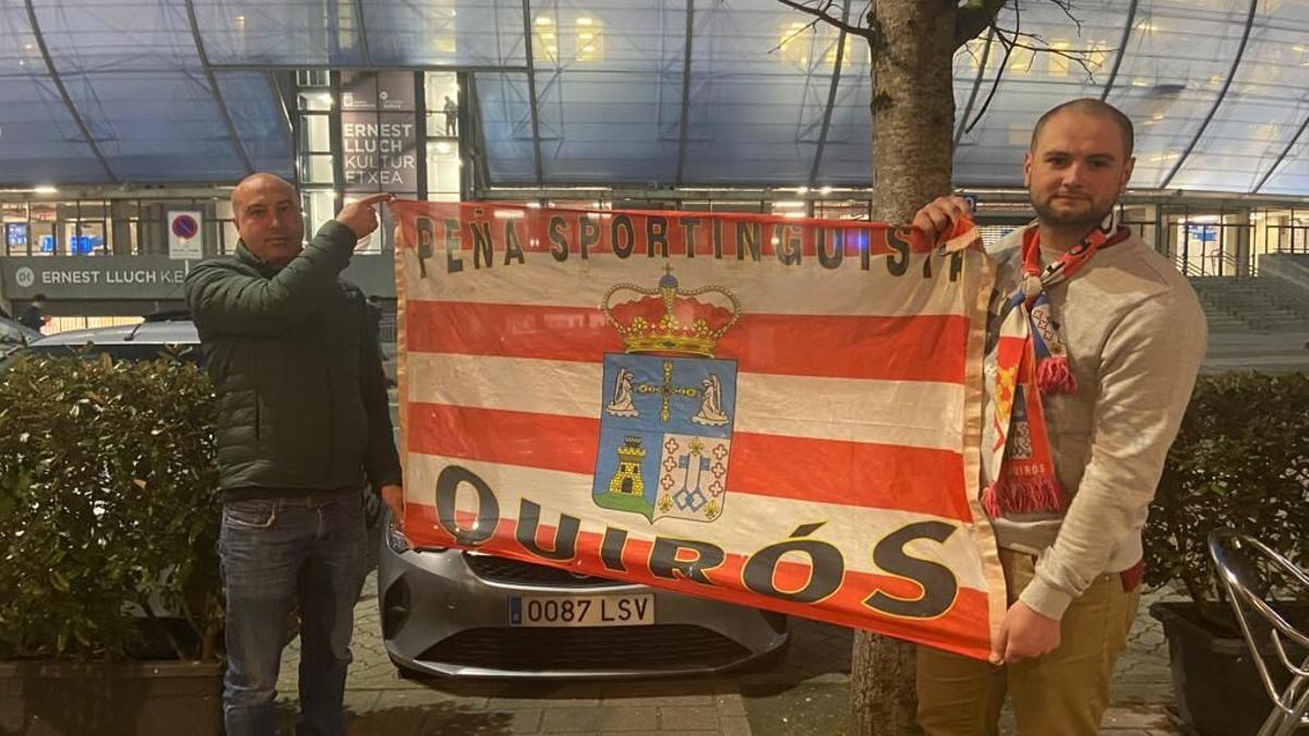 Jorge Álvarez e Iván Maseda, de la peña sportinguista Quirós, ante Anoeta.