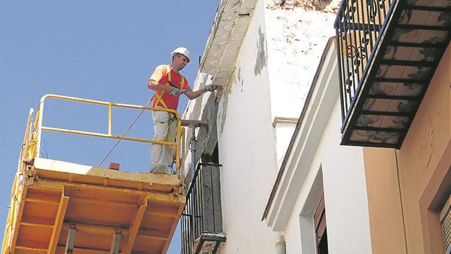 Cortan la calle Santa Ana tras la caída de cascotes