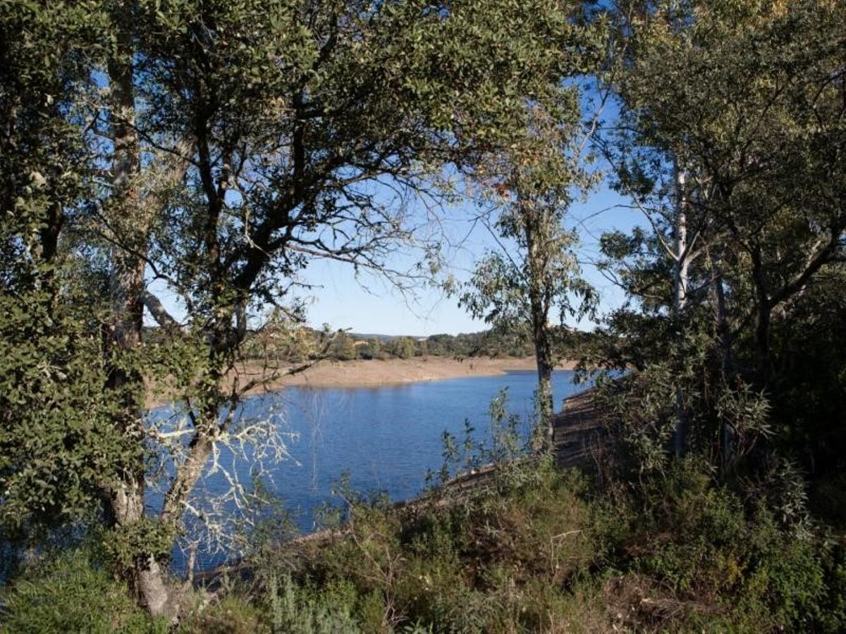 Los Lagos del Serrano, el mejor remedio natural contra el calor de Sevilla repleno de lagunas, rutas y antiguas estaciones de tren