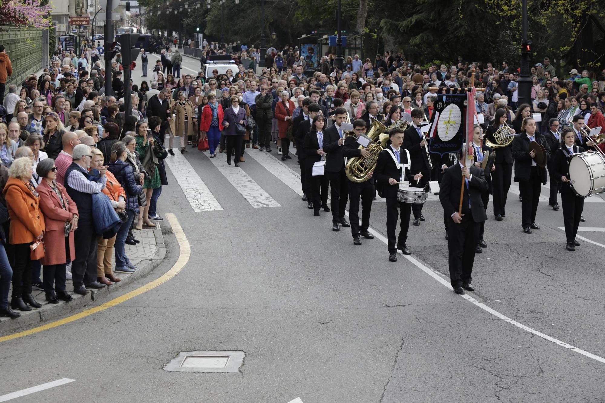 La procesión intergeneracional del Santo Entierro emociona Oviedo