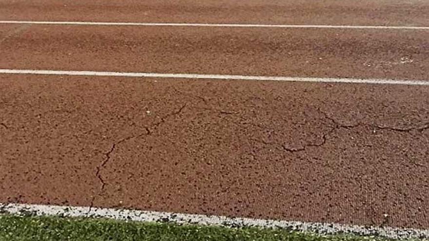 El sintético de la pista de atletismo de Magaluf se encuentra con grietas.