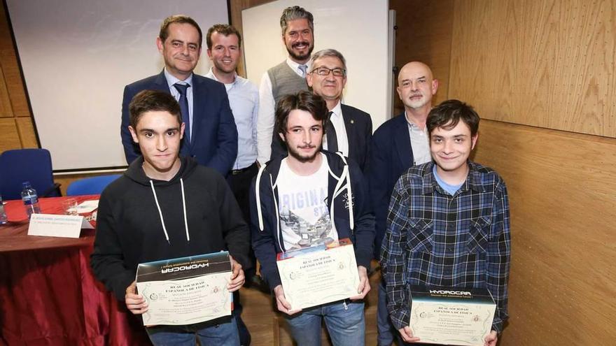 Por la izquierda, con sus diplomas, Miguel Ángel Suárez, Diego Pitiot y Raúl Álvarez; detrás, profesores junto al rector, Santiago García Granda (en el centro).