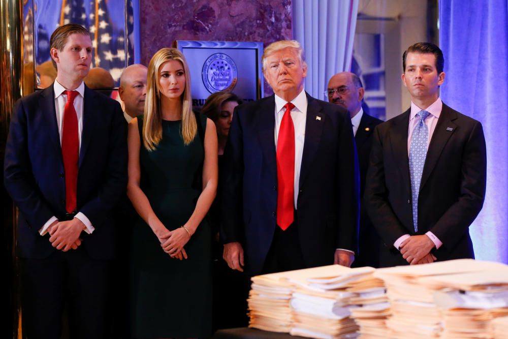 La familia Trump al completo, compuesta por el presidente electo de EEUU Donald Trump,  su hijo Eric Trump (izq.), su hija Ivanka y su hijo Donald Trump Junior (der.), momentos antes de una rueda de prensa en la Torre Trump de Nueva York.