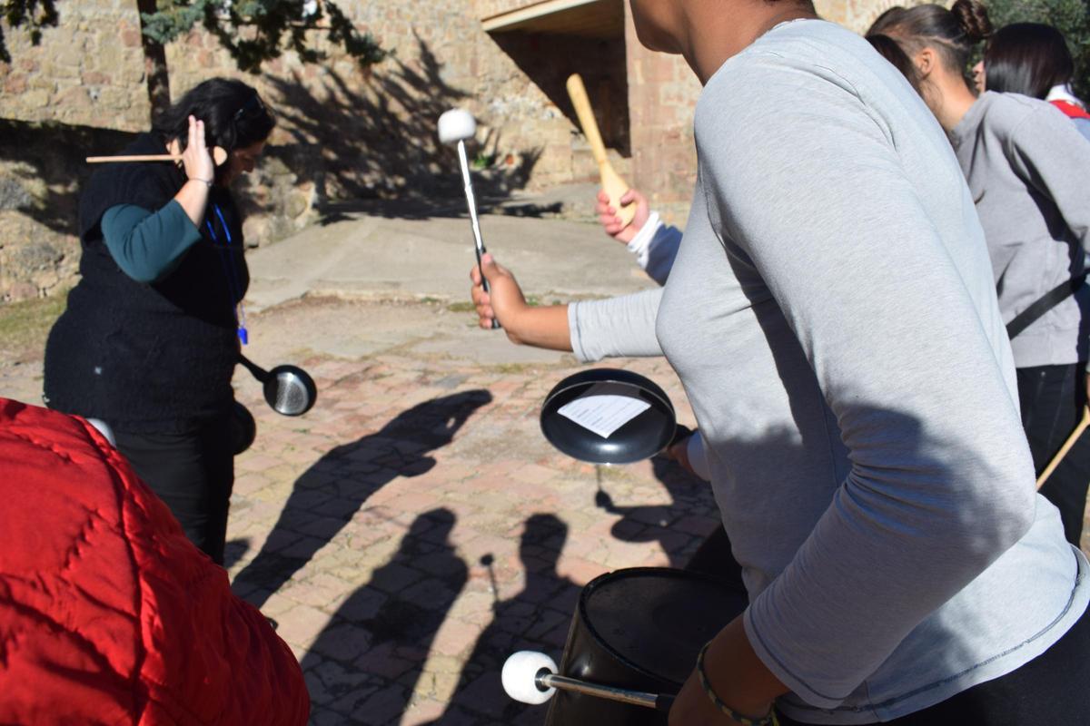 Marta Pagerols assajant amb el grup de batucada format per nois i noies residents a l'escola terapèutica i educativa Valldaura, a Olvan