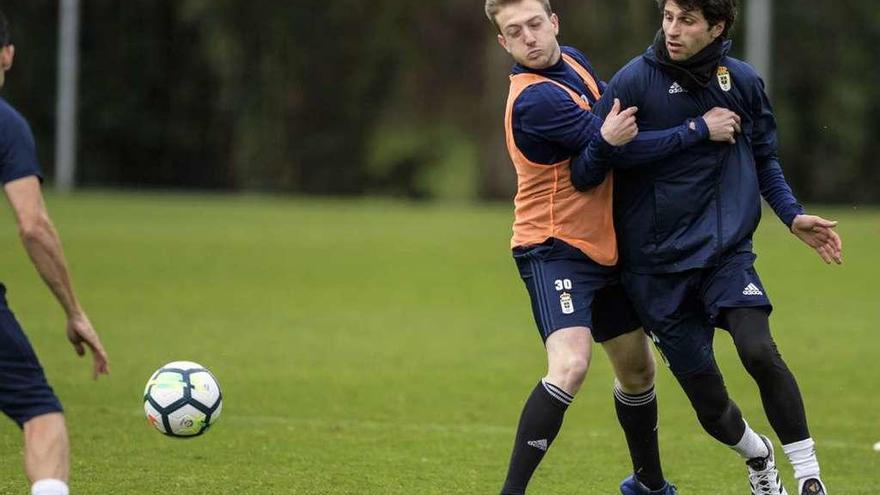 Fabbrini, a la derecha, sujetado por Cortina, ayer en el partido entre el Oviedo y el Vetusta.