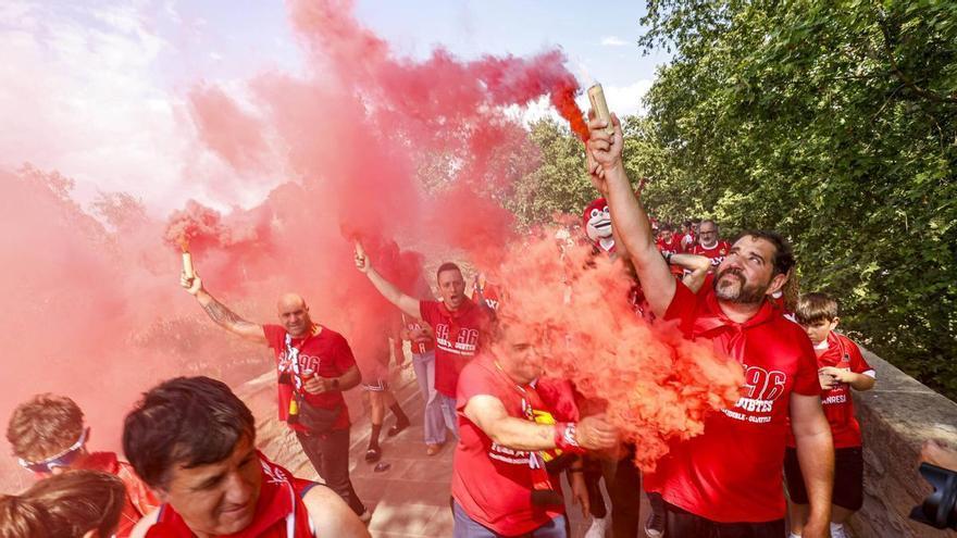 La Marea Vermella reneix amb una rua multitudinària per donar suport al Baxi Manresa
