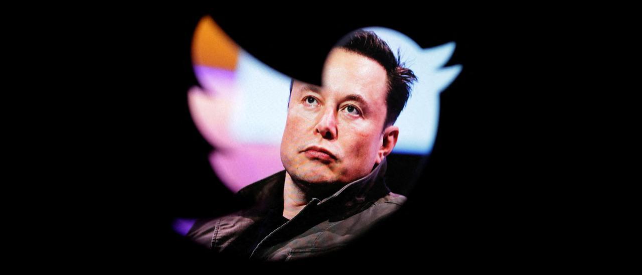 Elon Musk con el logo de Twitter.