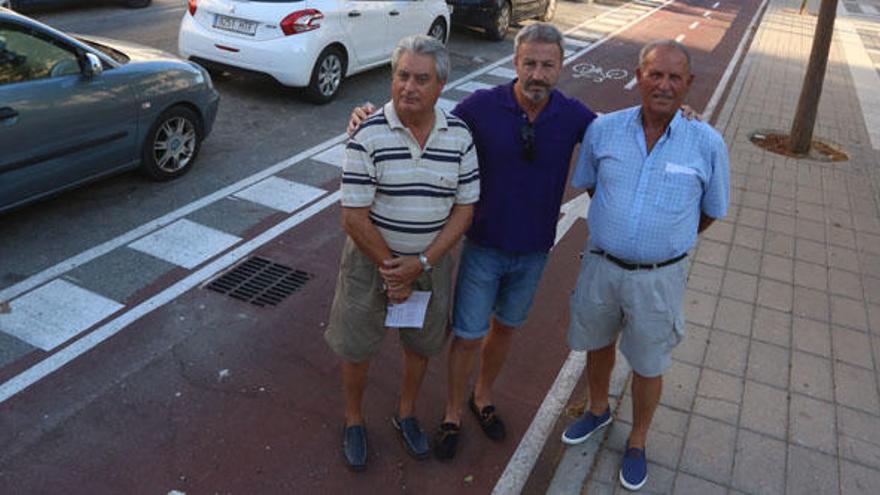 Jorge Gómez (izquierda), junto a Miguel Millán y Felipe Aguilar, el pasado lunes en el carril bici de la calle Mallarmé.