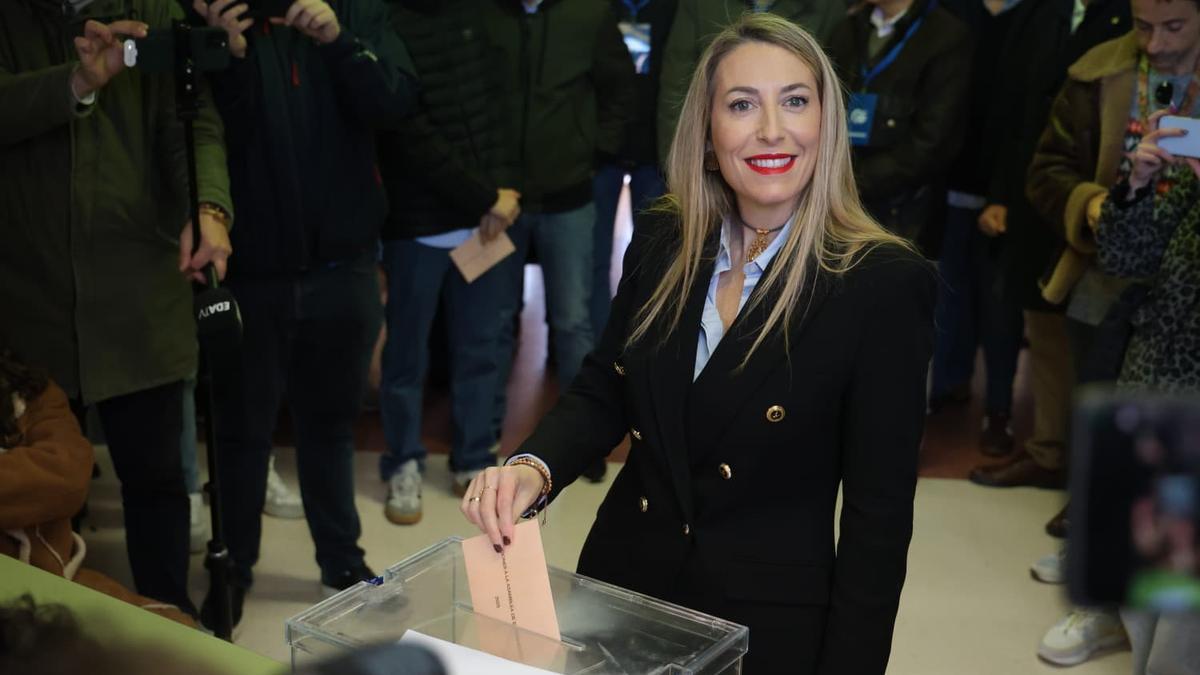 Fotogalería | Elecciones en Extremadura: María Guardiola anima a los extremeños a votar y a llenar las urnas de esperanza