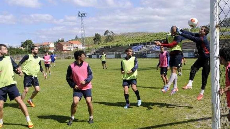 Un momento del entrenamiento del Pontevedra en Burgáns.