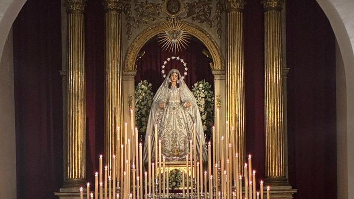 Altar con la Virgen del Rocío presidiendo el triduo que se celebra en San Lázaro como preparación a la festividad de Pentecostés.