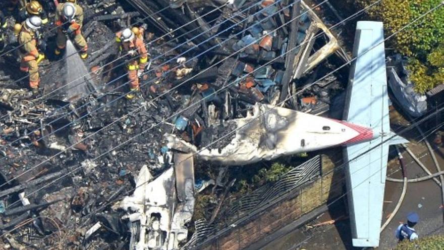 Una avioneta se estrella contra un edificio en Tokio