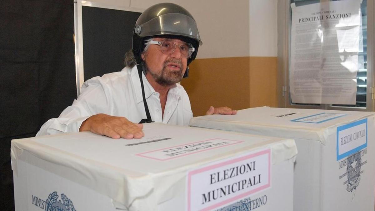 Beppe Grillo, tras depositar su papeleta en las urnas, en Génova, el 11 de junio.