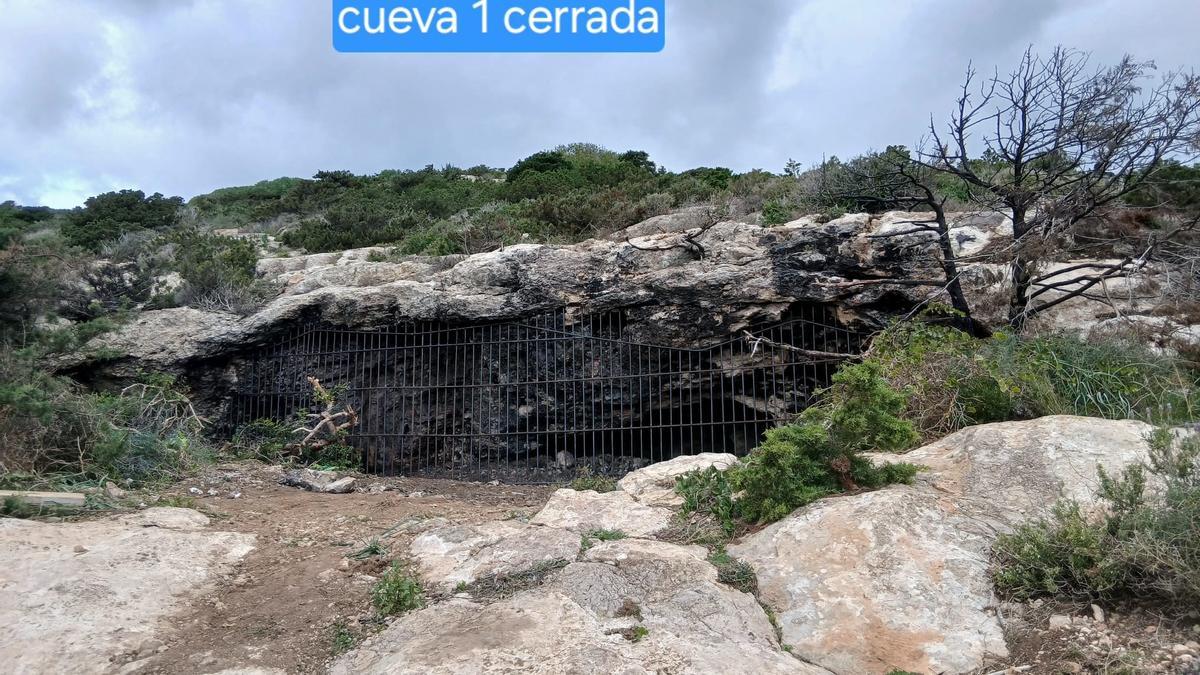 Una de las dos cuevas cerradas ahora con una verja metálica en es Soto.
