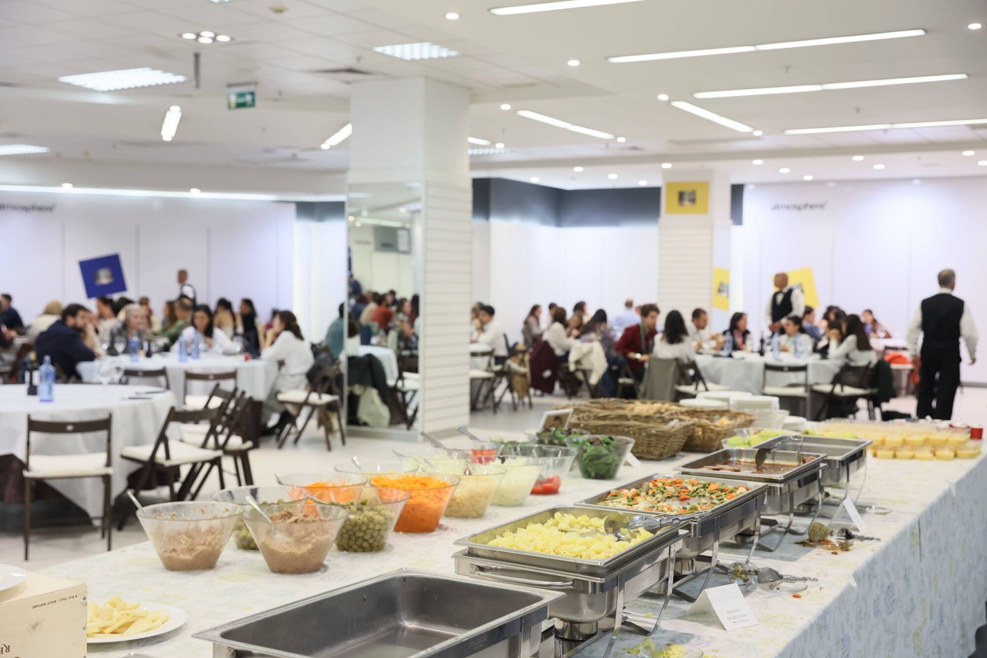 El centro comercial del Calatrava vuelve a abrir sus puertas (por unos días) para dar de comer a más de ochocientos congresistas en Oviedo