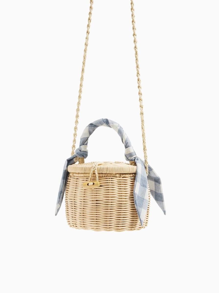 Bolso cesta de mimbre con pañuelo de Zara. (Precio: 17, 95 euros)