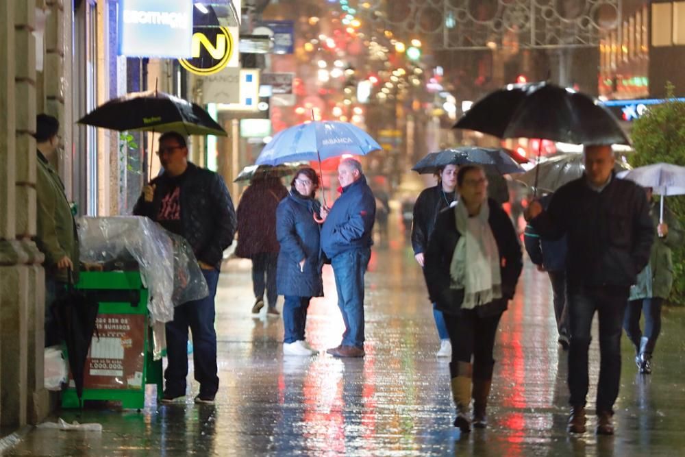 La lluvia, en el centro de Vigo // J. Lores