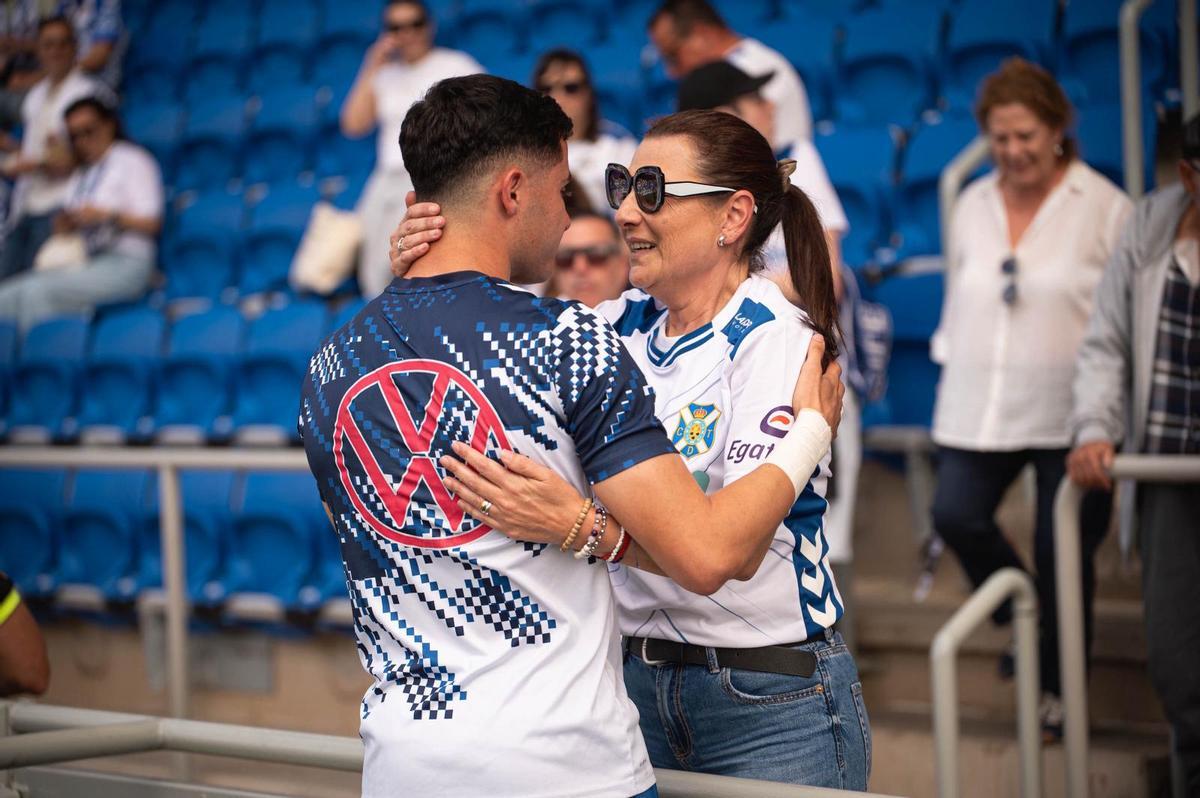 Entre lágrimas, besos y abrazos: así celebra el CD Tenerife su ascenso durante el calentamiento