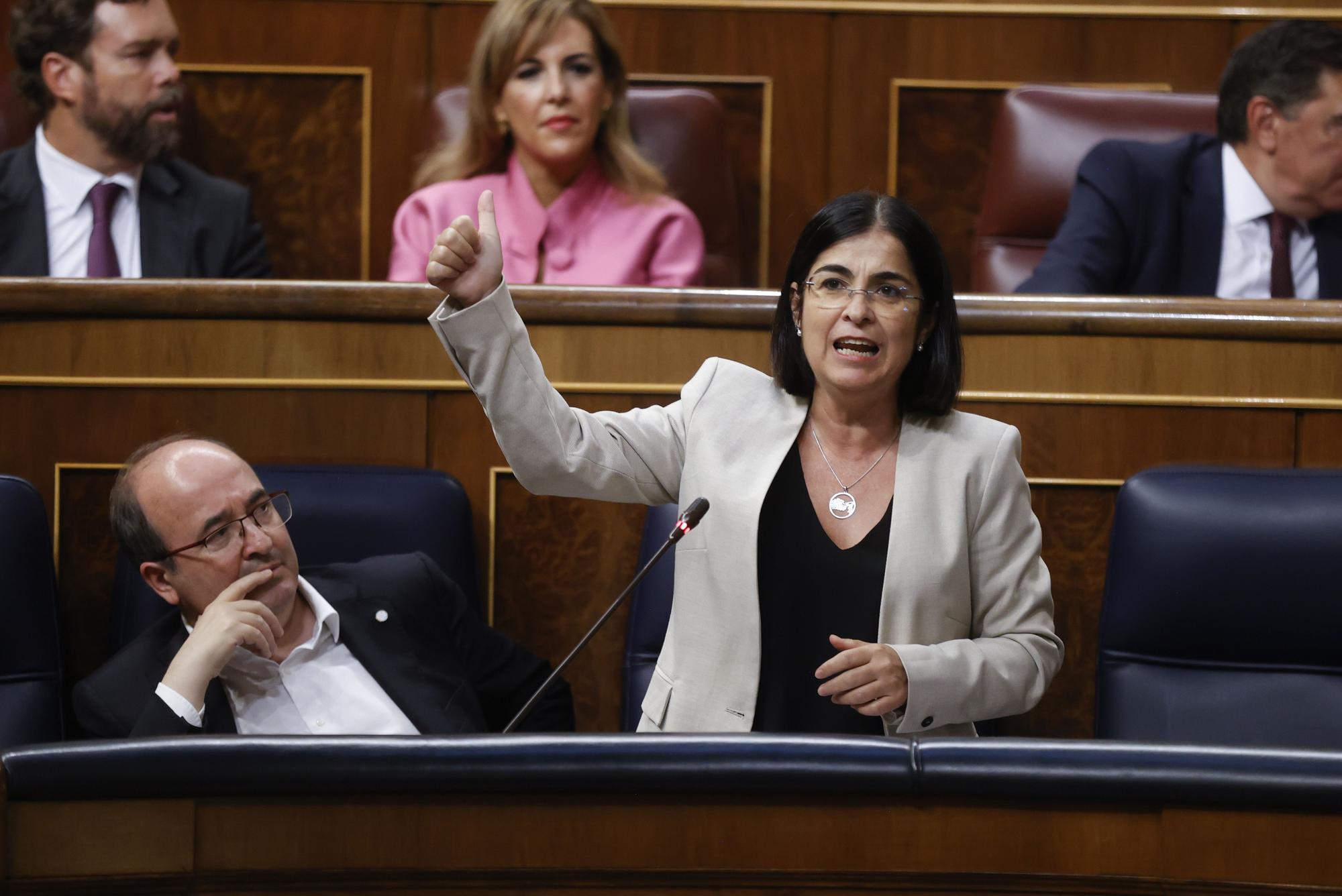 La ministra de Sanidad, Carolina Darias, y el ministro de Cultura, Miquel Iceta, en el Congreso.