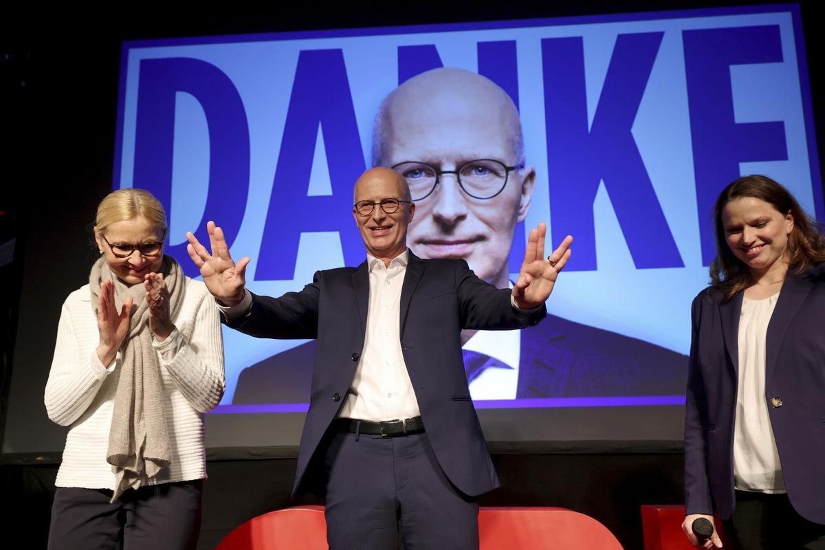 Peter Tschentscher, centro, primer alcalde de Hamburgo y principal candidato del Partido Socialdemócrata Alemán (SPD)