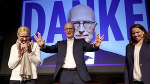 Peter Tschentscher, center, First Mayor of Hamburg and top candidate of the German Social Democratic party (SPD), attends the election party of the SPD in Hamburg, Germany, Sunday, March 2, 2025 following the state election in Hamburg. (Christian Charisius/dpa via AP). GERMANY OUT; MANDATORY CREDIT