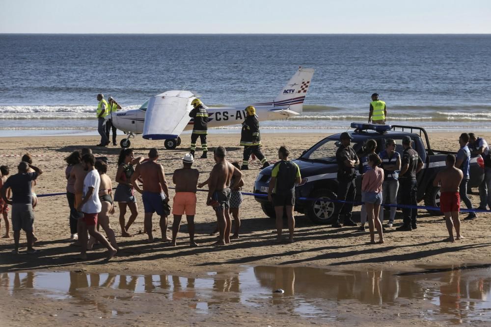 DOS BAÑISTAS MUEREN ARROLLADOS POR UNA AVIONETA ...