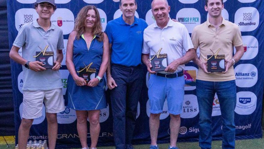 Entrega de trofeos del campeonato. | L.O.