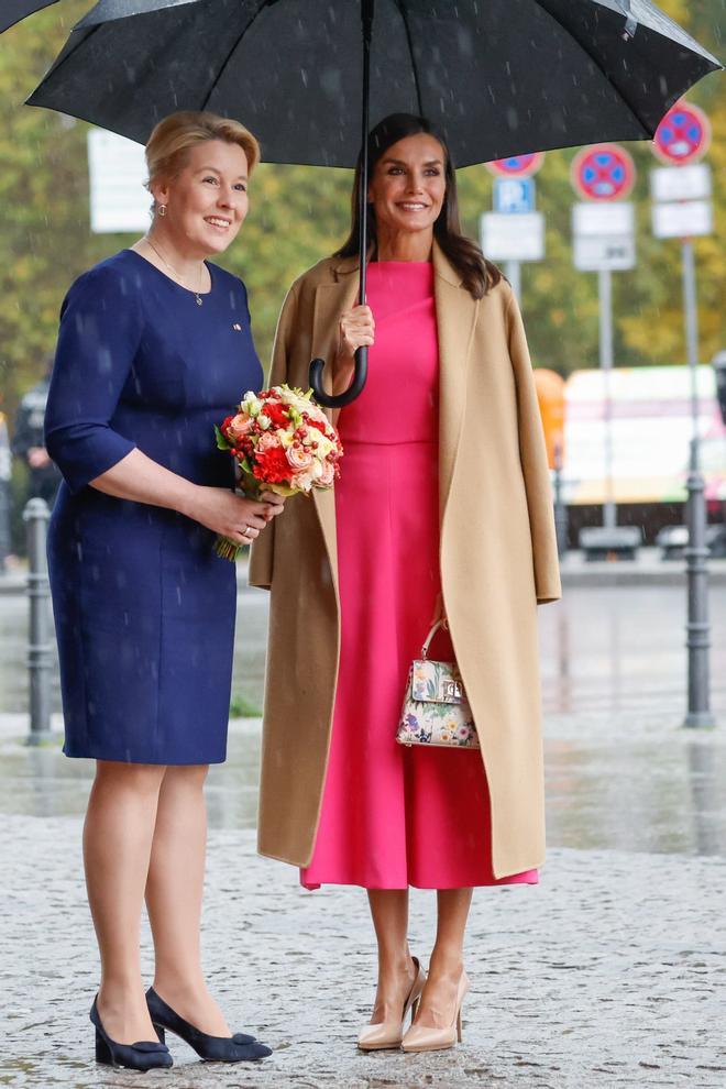 La Reina Letizia en Berlín con vestido rosa