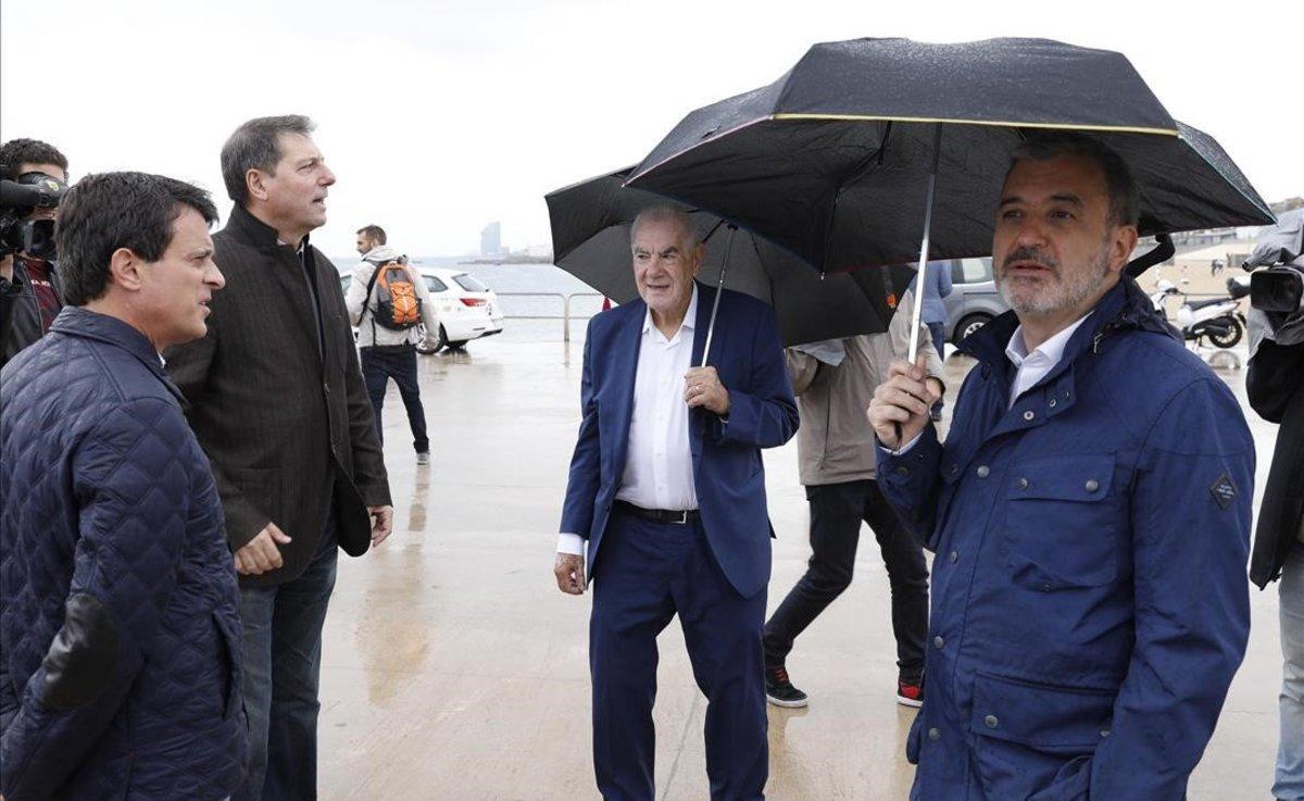 De izquierda a derecha, Manuel Valls, Luis Mauri (director adjunto de EL PERIÓDICO), Ernest Maragall y Jaume Collboni.