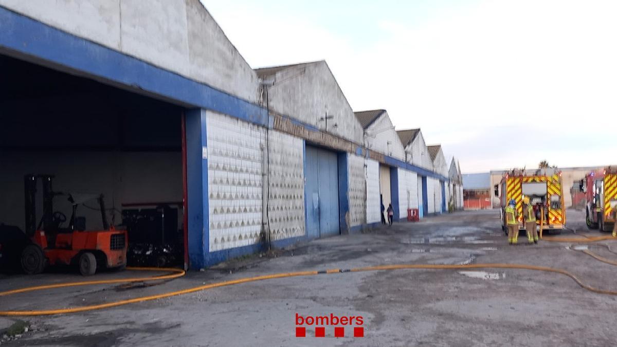 El incendio en una nave de La Canonja, controlado por los Bombers