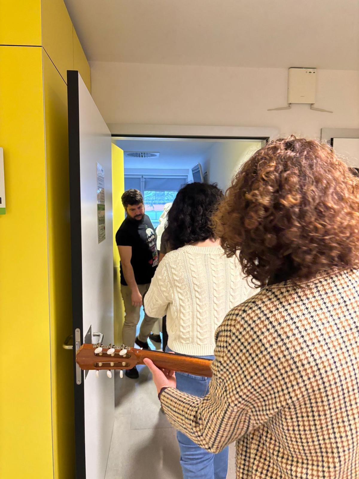 La Pastoral Universitaria de Oviedo llena de villancicos las habitaciones de HUCA