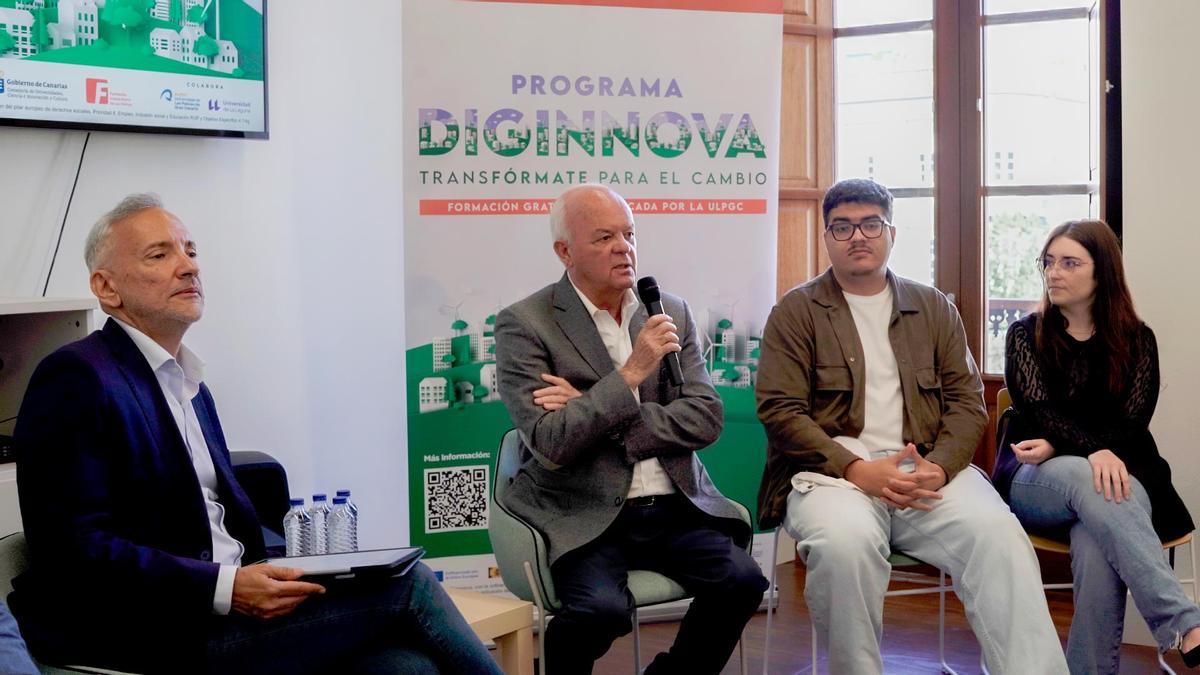 Alberto Cabré, presidente de la FULP, junto a Javier Franco, director de la ACIISI, y participantes en el coloquio