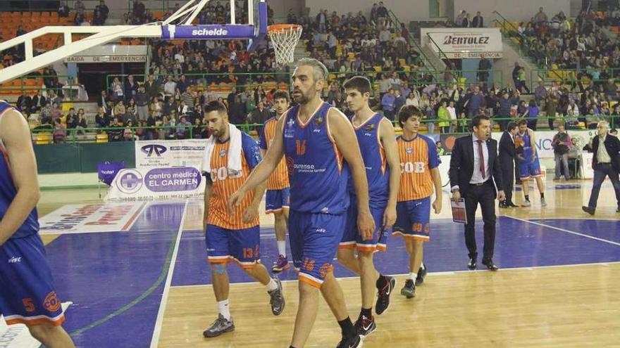 Los jugadores del COB, al finalizar un partido en el Paz Paco Paz. // Iñaki Osorio