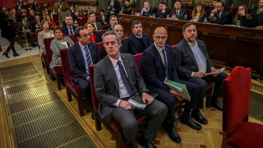 Els encausats de l&#039;1-O, al centre de la sala del Suprem el febrer del 2019.