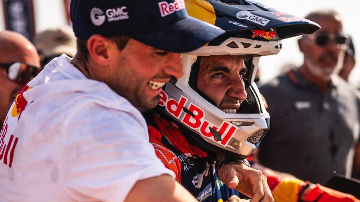 Los hermanos Benavides se abrazan en la meta de Yanbu, donde el menor, Luciano, ha ganado su primer Dakar