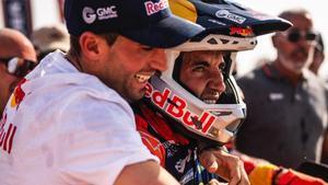 Los hermanos Benavides se abrazan en la meta de Yanbu, donde el menor, Luciano, ha ganado su primer Dakar