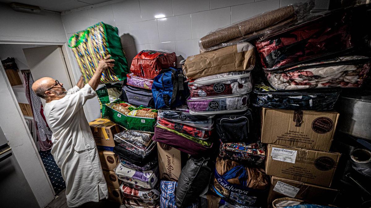 Mohamed Chair en la mezquita de Trinitat Vella, ordena las donaciones de mantas o ropa de invierno para los afectados del terremoto en Marruecos.